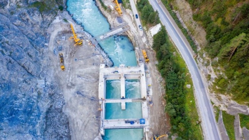 Einbau einer Behelfsbrücke beim Gemeinschaftskraftwerk Inn (GKI) bei Prutz. (Bild: GKI/Amplatz)