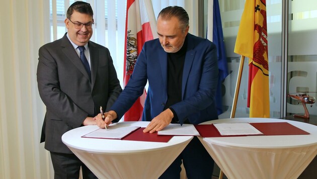 Oskar Deutsch, Präsident der Israelitischen Kultusgemeinde, und Landeschef Hans Peter Doskozil unterzeichneten Vertrag. (Bild: LMS)