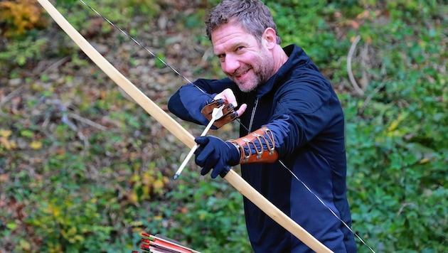 Johannes Zeiler beim Bogenschießen im Wienerwald - am Montag ist er wieder als Erbermittler Paul Schwartz in „Letzter Wille“ (20.15 Uhr, ORF 1) im Einsatz. (Bild: Zwefo)