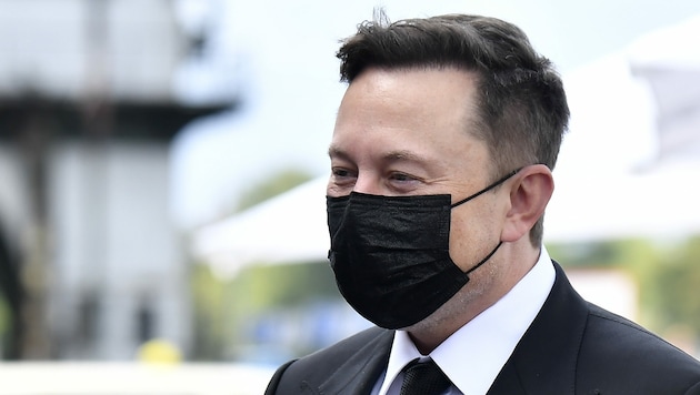 Unterschiedliche Testergebnisse lassen den Tesla-Chef Elon Musk noch zweifeln, es sei aber „wahrscheinlich“, dass er sich mit dem Coronavirus infiziert hat. (Bild: AFP/Tobias SCHWARZ)