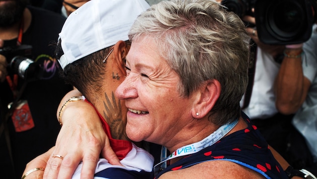 Lewis Hamilton and his mother Carmen (Bild: GEPA)