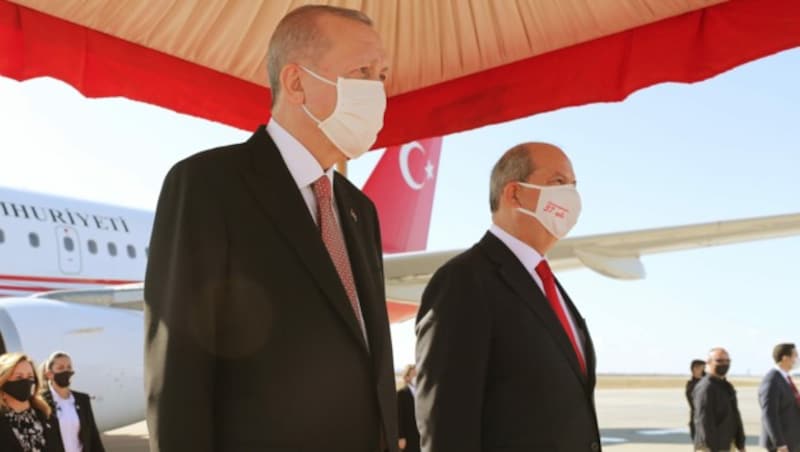 Recep Tayyip Erdogan mit Ersin Tatar (Bild: AFP)
