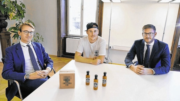 Thomas Hlatky (Mitte) mit seinen Anwälten Markus Leitner (links) und Michael Hirth. Der Saucen-Weltmeister will neu durchstarten. (Bild: Sepp Pail)