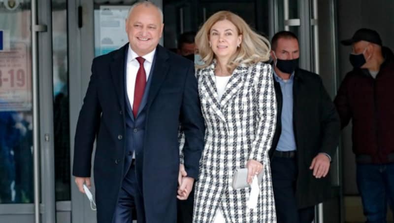 Der abgewählte Präsident Igor Dodon und seine Frau Galina (Bild: AP)