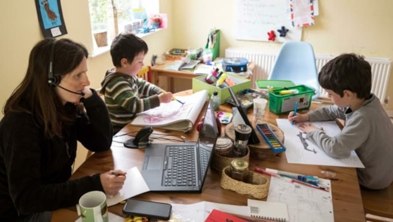 Die Wohnung wird bei den meisten Familien jetzt wieder zum Arbeits- und Lernplatz. (Bild: AFP/OLI SCARFF)