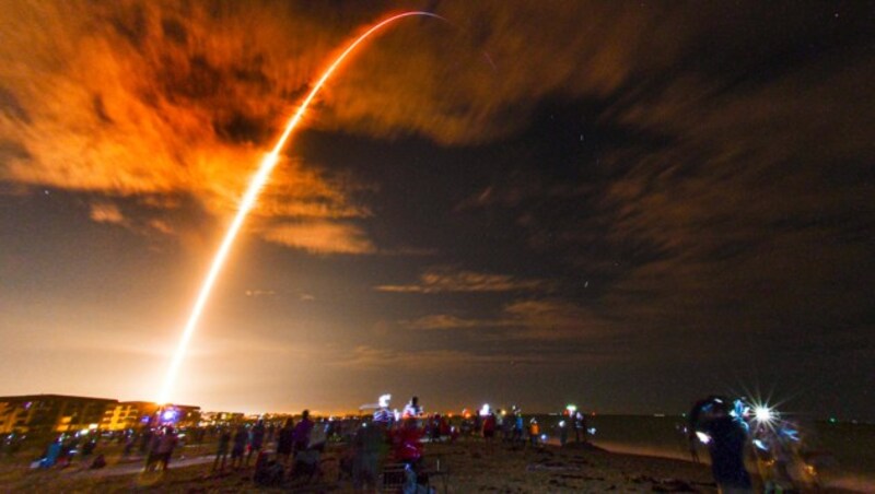 Der Start der „Crew Dragon“-Kapsel von SpaceX in Cape Canaveral (Bild: AP)