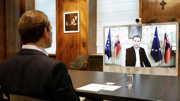 Bundeskanzler Sebastian Kurz anlässlich einer Videokonferenz mit dem slowakischen Ministerpräsidenten Igor Matovic (re. am Bildschirm) zum Thema Corona-Massentests (Bild: BUNDESKANZERLAMT/DRAGAN TATIC)