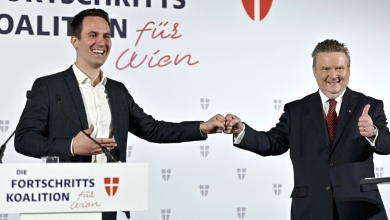 Christoph Wiederkehr (links) mit Michael Ludwig (Bild: APA/HERBERT NEUBAUER)