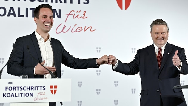 Mayor Michael Ludwig (right) and his deputy Christoph Wiederkehr: the "Progress Coalition" for Vienna was launched in 2020. (Bild: APA/HERBERT NEUBAUER)