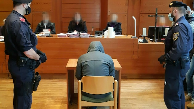 Der Angeklagte vor Beginn des Prozesses (Bild: APA/BRIGITTE KURZTHALER)