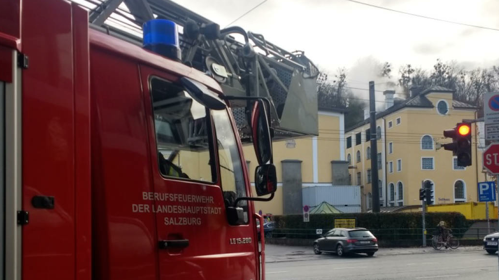 Dichter weißer Rauch am Montag zu Mittag über dem Augustinerbräu in Salzburg-Mülln (Bild: Antonio Lovric)
