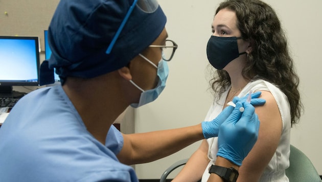 Eine Probandin erhält eine Dosis des Moderna-Impfstoffs mRNA-1273. (Bild: AFP/Henry Ford Health System)