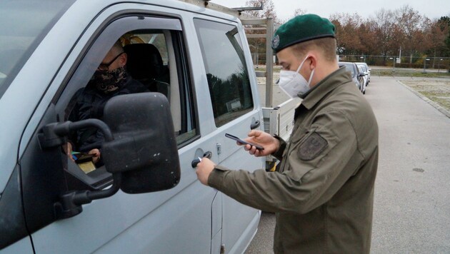 Soldaten sollen die NÖ-Behörden bei Kontrollen und Tests tatkräftig unterstützen. (Bild: Bundesheer/Sebastian Schubert)