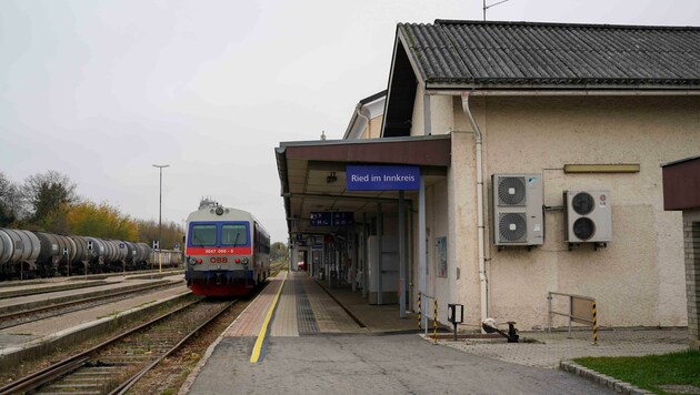 Wenig einladend: Der Bahnhof in Ried ist mittlerweile schon ziemlich in die Jahre gekommen. (Bild: Scharinger Daniel)