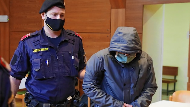 Der Angeklagte wird in den Gerichtssaal geführt (Bild: Christof Birbaumer / Kronenzeitung)