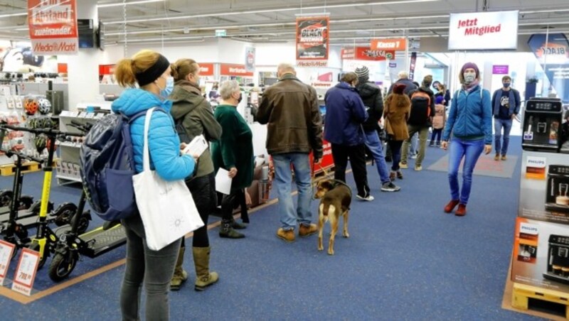 Die letzten „Hamsterkäufe“ vor dem Lockdown in einer Mediamarkt-Filiale in Innsbruck (Bild: Christof Birbaumer)