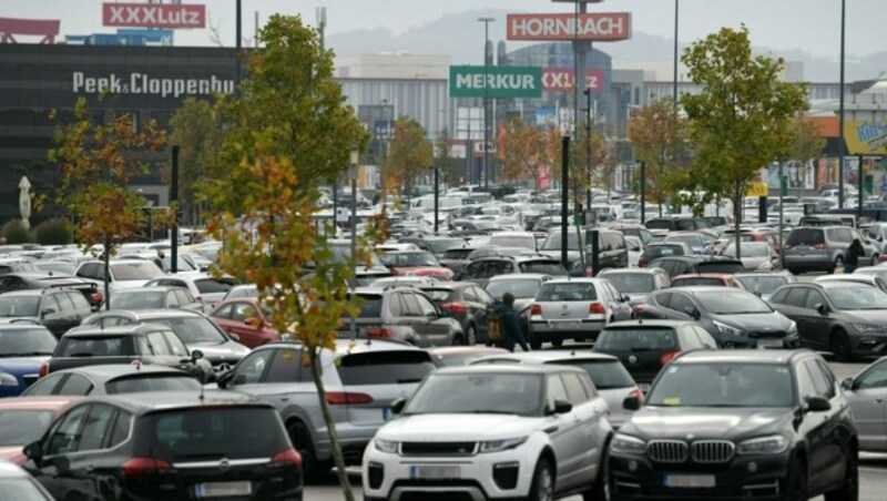 Volle Parkplätze vor der Shopping City Süd in Vösendorf (Bild: APA/HELMUT FOHRINGER)