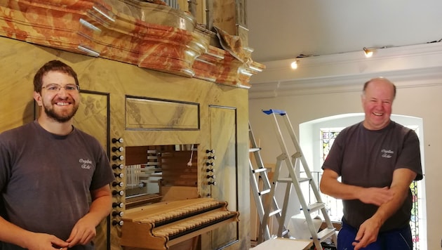 Pius (li.) und Christian Erler vor der Fertigstellung der Orgel in St. Kathrein (Stmk). (Bild: Erler)