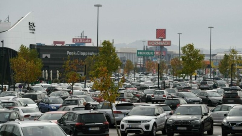 Der Parkplatz vor der Shopping City Süd (SCS) in Vösendorf war am Montag fast voll. (Bild: APA/HELMUT FOHRINGER)