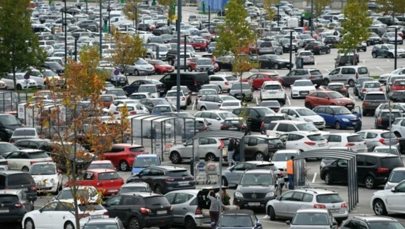 Der Parkplatz vor der Shopping City Süd (SCS) am Montag vor Beginn des harten Lockdowns. (Bild: APA/HELMUT FOHRINGER)