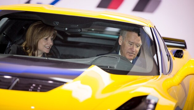Er liebt schnelle Autos - setzt sich aber auch fürs Klima ein: Joe Biden und GM-Chefin Mary Barra in einer Corvette Z06 (Bild: General Motors)