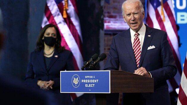 Der gewählte US-Präsident Joe Biden mit seiner zukünftigen Vizepräsidentin Kamala Harris bei einer Rede am Montag. (Bild: AP)