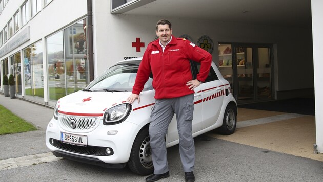 Helmut Steinkogler vom Roten Kreuz ist an den Schulen unterwegs (Bild: Tröster Andreas)
