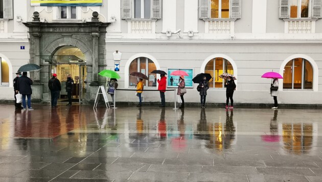 Warteschlange vor dem Klagenfurter Rathaus: Viele wollten Anträge für Zuschüsse sowie Rechnungen einreichen. (Bild: Media KLU)