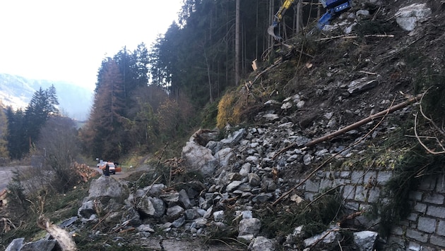 Umfangreiche Abräumarbeiten in schwierigem Gelände erfordern eine längere Straßensperre. (Bild: Land Tirol/Schatz)