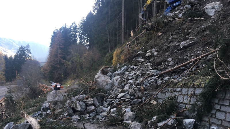 Umfangreiche Abräumarbeiten in schwierigem Gelände erforderten eine längere Straßensperre. (Bild: Land Tirol/Schatz)