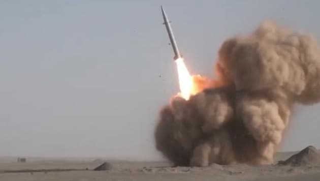 Eine iranische Rakete des erst heuer präsentierten Typs Raad-500. Damit will der Iran ein Satellitenprogramm betreiben. (Bild: APA/AFP/IRAN PRESS)