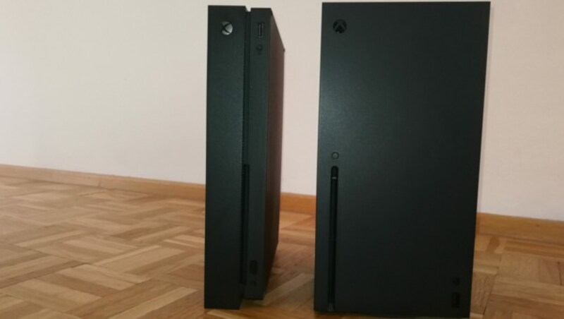 Xbox One X (links) und Xbox Series X im Größenvergleich (Bild: Sebastian Räuchle)