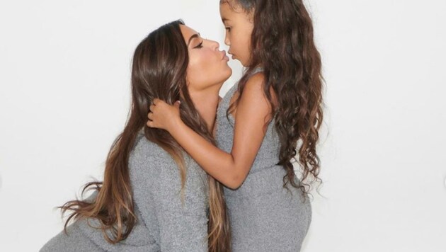 Kim Kardashian holt Tochter North als Model vor die Kamera. (Bild: instagram.com/kimkardashian)