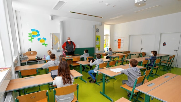 Direktor Klaus Schneider beaufsichtigt ein paar Schüler im Akademischen Gymnasium (Bild: Markus Tschepp)