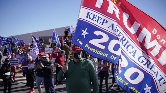 Unterstützer Donald Trumps bei einem Protestmarsch in Nevada (Bild: AP)