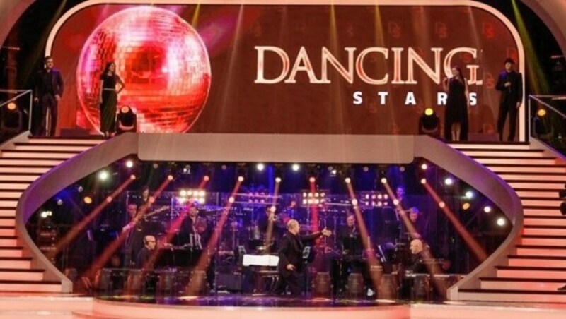 Das „Dancing Stars“-Orchester - heuer hinter einer Plexiglas-Wand (Bild: ORF / FIRST LOOK)