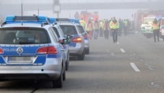 Auf der A38 in Deutschland kam es zu einem verheerenden Unfall. Die Autobahn wurde gesperrt. (Archivbild) (Bild: APA/dpa/Patrick Seeger, Krone KREATIV (Symbolbild))