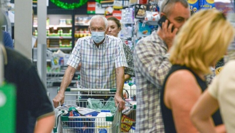 Leute stürmen vor dem Lockdown noch einmal die Geschäfte. (Bild: AFP)