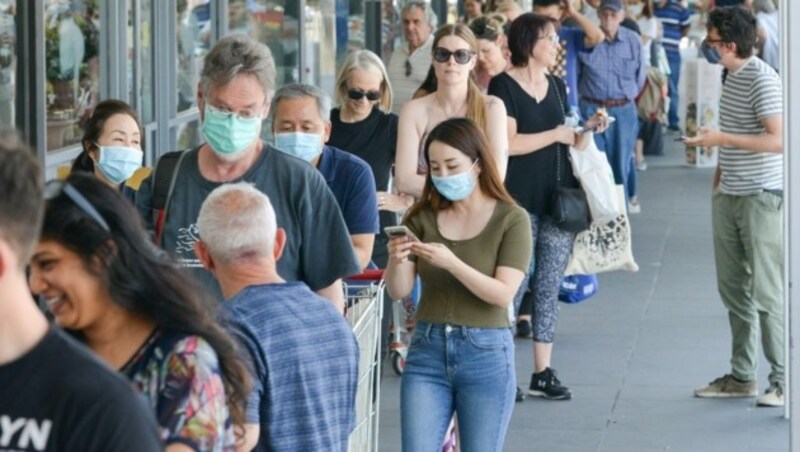 Alle, die Zeit haben, laufen noch schnell in die Geschäfte. Die Warteschlangen sind enorm. (Bild: AFP)