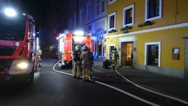 Die Feuerwehr verhinderte, dass das Hotel in Flammen aufging (Bild: BF Linz)