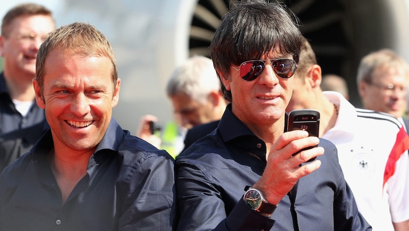 Hansi Flick (left) and Jogi Löw at the celebration after the World Cup title in 2014. (Bild: GEPA )