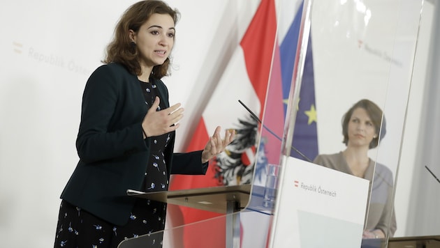 Justizministerin Alma Zadic (l.) von den Grünen und Europaministerin Karoline Edtstadler von der ÖVP beim Pressefoyer nach dem Ministerrat (Bild: APA/BKA/ANDY WENZEL)