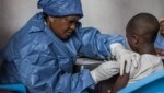 Ein Kind wird gegen Ebola geimpft. (Bild: AFP)