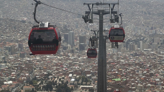 Die Seilbahn in La Paz: Geht es nach den Plänen der NEOS, könnte auch in Wien eine Seilbahn zwischen Hütteldorf und Ottakring errichtet werden. (Bild: AP)