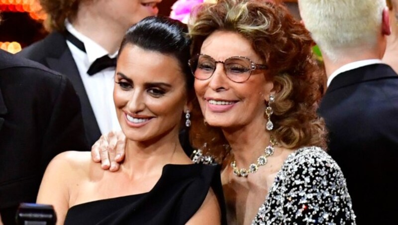 Sophia Loren, hier mit Penelope Cruz, muss sich nach der OP noch schonen. (Bild: AFP )