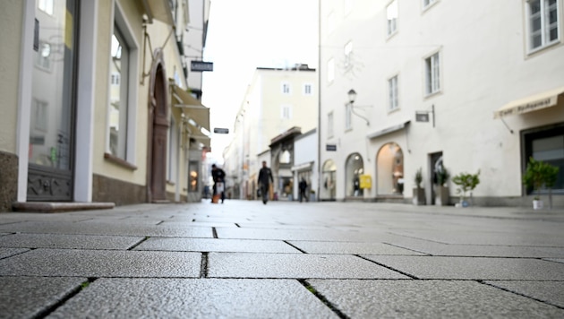 Die Situation während des zweiten Lockdowns in der Linzergasse in Salzburg (Bild: APA/Barbara Gindl)