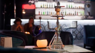 In Bremen wurden am späten Freitagabend zwei Männer in einer Shisha-Bar angeschossen. (Symbolbild) (Bild: stock.adobe.com)