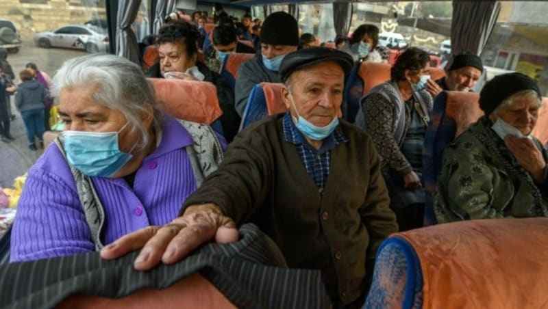 Vor den Kämpfen geflohene Menschen in einem Bus Richtung Stepanakert, der Hauptstadt der Region Berg-Karabach (Bild: APA/AFP/Karen MINASYAN)