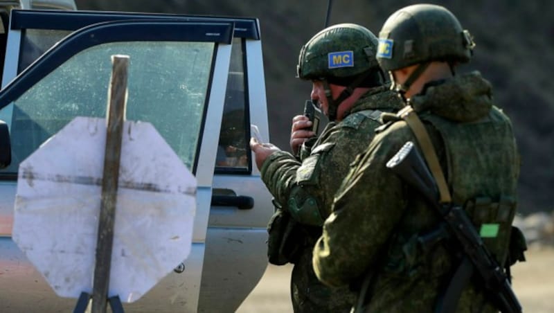 Russische Friedenssoldaten sind in der ganzen Region im Einsatz. Sie sollen den vereinbarten Waffenstillstand überwachen. (Bild: AP)