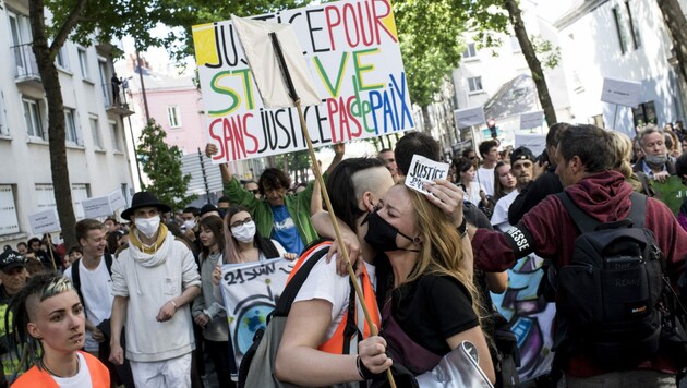 Schon im Juni protestierte die französische Sekte mit der Kampagne „Free hugs“ gegen die Corona-Regeln. (Bild: AFP)